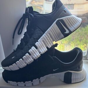 Nike Women’s Metcon 5 Black and White Athletic Sneakers Size 7